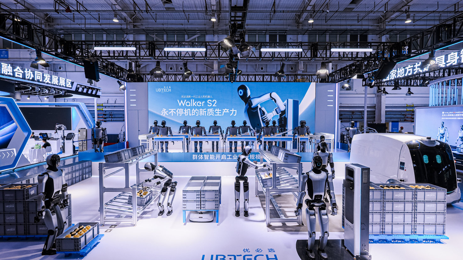优必选展出五大人形机器人，首发自主换电补能方案 | WRC 2025